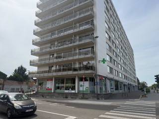 Bent u op zoek naar een instapklaar en lichtrijk appartement op een uitstekende locatie? Ontdek dit prachtig vernieuwde 2-slaapkamerappartement in het hart van Tienen, op wandelafstand van winkels, openbaar vervoer en alle nodige voorzieningen.<br />Indeling: Lichtrijke woonkamer met open keuken, Apart toilet, Badkamer met douche en lavabo, 2 slaapkamers, Praktische kelderberging.<br />Huurprijs: €950/maand + Gemeenschappelijke kosten: €150/maand (inclusief provisie voor water en verwarming)<br />Interesse of wenst u meer informatie? Neem gerust contact met ons op via claudia@immogve.be of bel naar 016/56.56.14.