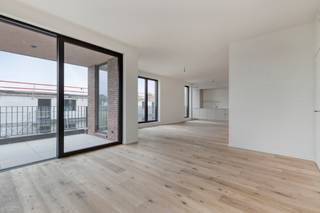 Penthouse met zicht op groen – 3 slaapkamers en 2 terrassen
In blok B van de historische tramsite in Merelbeke bevindt zich dit charmante penthouse op de derde verdieping, gericht op de achterzijde van het project. Hier woon je in alle privacy met een prachtig uitzicht op groen en het project de Wisselkouter.
Dankzij de twee terrassen kan je de hele dag door van de zon genieten: een gezellig terras in de ochtendzon én een tweede terras om te ontspannen in de avondzon.
Troeven van dit penthouse:
• Lichtrijke, ruime leefruimte met open indeling
• Moderne open keuken met wandopstelling – strak, praktisch.
• 3 volwaardige slaapkamers
• 2 stijlvolle badkamers
• Twee terrassen (ochtend- en avondzon) met groen zicht
• Energiezuinig en instapklaar
Praktische extra’s:
• Private berging verplicht bij aan te kopen en gesloten garagebox en/of ondergrondse staanplaats
Een penthouse dat rust, ruimte en zicht op groen combineert met de charme van een historische locatie en het comfort van modern wonen.
Exclusief te koop aangeboden via de Oximo online verkoopsprocedure. Voor registratie en aanvaarding van de verkoopsvoorwaarden zie www.oximo.be.