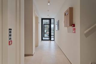 <u><em><strong>Gelijkvloers nieuwbouwappartement met ruim zonneterras in Project ‘Houtsaeger’</strong></em></u><br /><br />Project <strong>‘Houtsaeger’</strong> is ideaal gelegen op de hoek van de Meeuwenlaan en de J. Demolderlaan in De Panne, op wandelafstand van de charmante Dumontwijk en de authentieke Houtsaegerwijk. Dankzij deze centrale en tegelijk rustige ligging bevinden het strand, winkels, restaurants, de markt en diverse natuurgebieden zich allemaal binnen handbereik.<br /><br />Dit stijlvolle gelijkvloers appartement combineert comfort, licht en hedendaagse architectuur. U wordt verwelkomd in een inkomhal die toegang geeft tot de ruime en lichtrijke leefruimte. De grote raampartijen zorgen voor natuurlijk licht en creëren een aangenaam ruimtelijk gevoel. De open keuken met centraal kookeiland is afgewerkt met kwalitatieve en moderne materialen en sluit naadloos aan op het zonnige en ruime terras.<br /><br />Het appartement beschikt over twee volwaardige slaapkamers en een moderne badkamer met inloopdouche en dubbel lavabomeubel. Daarnaast is er een praktische berging met aansluiting voor wasmachine en extra opbergruimte.<br /><br /><strong>Project:</strong><br />Het project omvat in totaal 9 kwalitatieve appartementen met 2 tot 3 slaapkamers, verdeeld over 6 bouwlagen. Elk appartement beschikt over een ruim terras en werd ontworpen met aandacht voor licht, energiezuinigheid en wooncomfort. Op het gelijkvloers bevindt zich een gemeenschappelijke fietsenberging.<br /><br /><span><em><strong>Verlaagd tarief van 6% btw, mits voldaan wordt aan volgende voorwaarden:<br />- Domiciliëring: de koper moet zich er officieel domiciliëren<br />- Langdurige verhuur: het pand moet bestemd zijn voor langdurige verhuur aan particulieren</strong></em></span><br /><br />Kort samengevat: Houtsaeger is kwalitatief, energiezuinig en gezellig verblijven aan de kust.<br /><br /><em><strong><span>Let op: de foto’s met een sterretje rechtsonder zijn AI-gegenereerd om een beter beeld te geven van de mogelijke inrichting.</span></strong></em>
