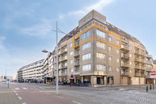 Instant WAAW-gevoel... Dit SUPER LICHTRIJK & instapklaar hoekappartement (4°V) met 2 SLAAPKAMERS, zonnig TERRAS & ZEEZICHT is TIPTOP onderhouden...