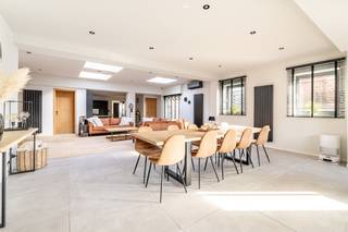 Op zoek naar een eigendom waar <strong>wonen en werken perfect gecombineerd</strong> kunnen worden?<br />Deze <strong>deels halfopen, volledig gerenoveerde woning (2022)</strong> met een <strong>ruime loods van ca. 250 m²</strong> biedt een uitzonderlijke opportuniteit <strong>voor zelfstandigen, vrije beroepen of ondernemers</strong> die <strong>werk en privé graag op één locatie</strong> willen verenigen.<br /><br />De woning beschikt over een<strong> lichtrijke open leefruimte</strong> met<strong> volledig uitgeruste keuken</strong>, een<strong> bureauruimte</strong>, 3<strong> slaapkamers</strong>, <strong>2 badkamers</strong>, een <strong>speel-/hobbyruimte of 4e slaapkamer</strong>, <strong>ruime wasplaats</strong>, <strong>zolder en kelder</strong>.<br /><br />Een absolute meerwaarde is de <strong>grote aansluitende loods van ca. 250 m²</strong>, die tal van mogelijkheden biedt.<br />Dankzij de beschikbare ruimte kan hier<strong> eenvoudig een kantoor, praktijkruimte of professionele werkplek worden ingericht voor een zelfstandig beroep</strong>.<br />De loods is <strong>bereikbaar via de woning én via de achteruitweg</strong>, wat zorgt voor een <strong>vlotte toegankelijkheid voor klanten, leveranciers of medewerkers.</strong><br /><br />Bovendien beschikt de woning over een <strong>private zij-ingang</strong>, waardoor een <strong>professionele ruimte perfect gescheiden kan worden van het privé-gedeelte</strong>. Dit maakt het mogelijk om<strong> cliënten of bezoekers te ontvangen zonder in de woonruimte te komen</strong>, wat zorgt voor een <strong>duidelijke en comfortabele scheiding tussen wonen en werken.</strong><br /><br /><strong>Troeven:</strong><br />• Volledig gerenoveerd in 2022<br />• EPC-label B<br />• Elektriciteit conform<br />• Warmtepompen en zonnepanelen<br />• Waterverzachter<br />• Ruime loods van ca. 250 m²<br />• Ideaal voor zelfstandig beroep, praktijk of kantoor<br />• Private zij-ingang voor een optimale scheiding tussen wonen en werken<br />• Centrale ligging<br />• Veel ruimte en multifunctionele mogelijkheden<br /><br />Interesse in deze unieke woon-werkcombinatie? Contacteer ons via julie@immo-casa.be of bel naar 0493/19 85 97.
