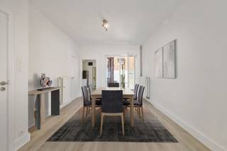 In het hart van Nieuwkerken, recht tegenover de supermarkt en op een korte wandeling van de dorpskern, vind je deze charmante woning met heel wat troeven. Het huis heeft twee slaapkamers en een ruime zolder die makkelijk kan omgetoverd worden tot een extra kamer. Dankzij de vele ramen baadt elke ruimte in het natuurlijke licht.<br /><br />De indeling is praktisch, met een handige zijingang – ideaal om fietsen of tuinmateriaal binnen te zetten. Achteraan ligt een gezellig tuintje waar je in alle rust kan genieten. Binnen is er een keuken met modern comfort en een verzorgde badkamer met ligbad.<br /><br />Ook op technisch vlak zit het goed: het dak werd recent vernieuwd, er staat een nieuwe condensatieketel, de leidingen zijn vervangen en de elektriciteit is conform tot 2047. Er geldt wel een renovatieplicht, maar die kan flink verlicht worden door purplaten tegen de zijgevel te plaatsen.<br /><br />Kortom: deze woning combineert een topligging met comfort en mogelijkheden, en is zo een fijne kans in het centrum van Nieuwkerken.