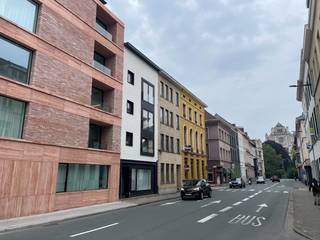 Deze ruime studio bestaat uit leefruimte met slaaphoek, open, volledig ingerichte keuken en badkamer met douche, lavabomeubel en toilet en is...