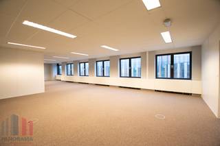 Strategisch gelegen kantoorruimte te huur van 220 m², met een top verbinding vlakbij de <strong>Brusselse Ring</strong> en de <strong>E19</strong>. Dankzij deze ligging is het centrum van Brussel vlot bereikbaar. Ook het <strong>openbaar vervoer </strong>uitstekend bereikbaar: station Brussel-Zuid op slechts 5 minuten afstand en een bushalte aan de ingang van het business park.<br /><br />De kantoren maken deel uit van het <strong>Paepsem Business Park</strong>, een kwalitatieve kantorensite bestaande uit 6 bedrijfsgebouwen. Het aanbod omvat zowel klassieke kantoorruimtes als kantoren gecombineerd met magazijnruimte, waardoor diverse invullingen mogelijk zijn. De gebouwen bevinden zich in een groene omgeving en zijn uitgerust met alle <strong>basisvoorzieningen</strong>, waaronder airconditioning, LED-verlichting en zonnewering. Tevens beschikt de site over een zeer <strong>gunstige parkeerratio</strong>.<br /><br />De flexibele ruimtes kunnen volledig <strong>aangepast en ingericht worden volgens uw wensen</strong> en noden. Waar mogelijk kan bovendien ruimte op maat worden gecreëerd. <br /><br />Contacteer <strong>PANORAMA B2B</strong> voor bijkomende inlichtingen, plannen of een vrijblijvend plaatsbezoek <strong>0477 09 00 09</strong>.