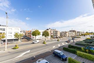 Blankenberge: Verhuurd appartement met 2 slaapkamers, terras en garage (inclusief) te koop in het centrum.Op de 2e verdieping van deze kleinschalige...