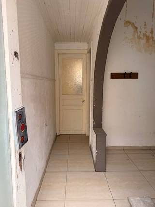 Deze <span><strong>deels gerenoveerde rijwoning in een rustige straat in het centrum van Harelbeke</strong></span> is de <span><strong>ideale starterswoning</strong></span> of een interessant <span><strong>renovatieprojectje om te verhuren</strong></span>. <br />Op het gelijkvloers bevinden zich een inkomhal, toegang tot de kelder, een <span><strong>vernieuwde keuken </strong></span>en een apart toilet.<br />De eerste verdieping is momenteel <span><strong>één open ruimte die eenvoudig kan worden ingedeeld in een slaapkamer en badkamer</strong></span>.<br />Op de tweede verdieping, waar nog een vaste trap dient geplaatst te worden, kan een <span><strong>extra slaapkamer of bureau</strong></span> worden ingericht.<br />De woning is uitgerust met <span><strong>dubbele PVC-beglazing met rolluiken, een nieuwe aardgaswandketel voor verwarming en warm water</strong></span>, en geniet van extra lichtinval dankzij de koepel boven de keuken.<br />Hoewel er geen garage aanwezig is, kunt u een bewonerskaart aanvragen waarmee gratis in de buurt kan worden geparkeerd.<br />De <span><strong>centrale ligging nabij winkels, scholen, station en het natuurdomein De Gavers is alleen maar een meerwaarde !</strong></span><br />EPC : 267 en UC : 2523932 Meer info of een bezoek ? Contacteer Lode : <strong><u>lode@immotaelman.be</u></strong>