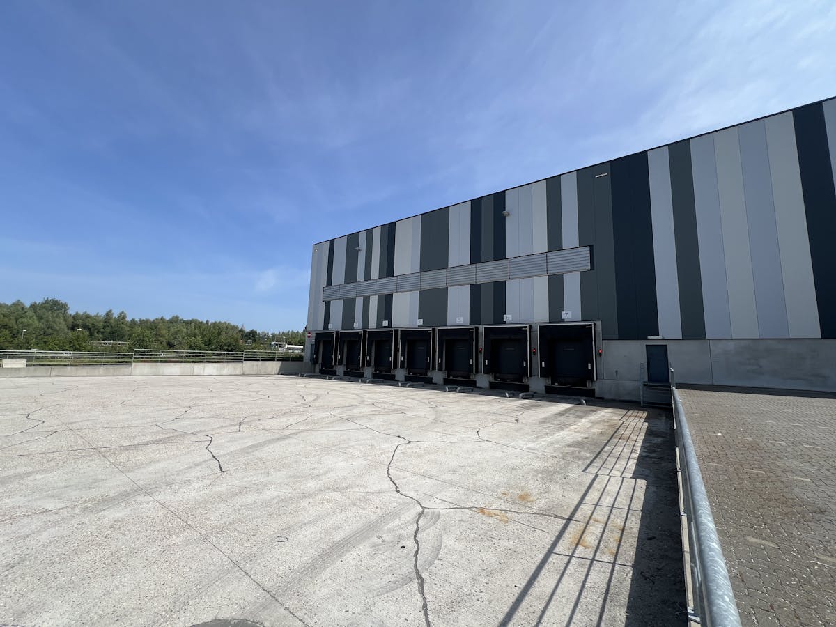 Magazijn (6.515 m²) met kantoren (190 m²) te huur in Boom - foto 1