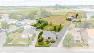 Op een goed bereikbare en landelijk gelegen locatie bevindt zich deze veelzijdige eigendom met tal van mogelijkheden. Het geheel omvat een te renoveren woning die bovendien volledig onderkelderd is, een eigen waterpartij (gelegen in industriegebied), landbouwgronden en een ruime loods van 475m².<br /><br />De woning biedt een uitstekende basis voor wie op zoek is naar een renovatieproject en de bestaande woonst volledig naar eigen smaak en behoeften wil moderniseren. Dankzij de combinatie van de verschillende gebouwen en gronden biedt deze eigendom bovendien mogelijkheden voor wie wonen, werken en ruimte graag wil combineren.<br /><br />De ruime loods biedt dan weer heel wat praktische mogelijkheden voor opslag, stalling, hobby's, materiaal of andere activiteiten, afhankelijk van de geldende voorschriften en bestemmingsmogelijkheden.<br />De ligging is vlot bereikbaar, terwijl u tegelijk geniet van de rust en openheid van het omliggende landschap.<br /><br />Deels gelegen in industriegebied wat mogelijkheden biedt voor het bijbouwen van een werkplaats, af te stemmen met de gemeente.<br />Totale oppervlakte: 13.656m²<br /><br />Richtprijs: €695.000<br /><br />Nieuwsgierig wat deze eigendom in petto heeft voor jou? Geef ons een seintje voor een bezoek!