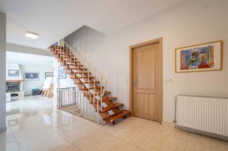 Century21ImmoNero stelt voor: deze ruime 4-gevelwoning (262m²) met 5 slaapkamers en 2 badkamers op een terrein van 5A81ca en Zuid geörienteerde...