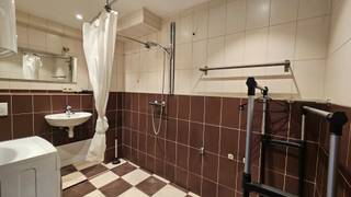 Indeling van de studio:- Ingebouwde kast en koelkast.- Keuken met elektrisch kookvuur en microgolf.- Alle keukenbenodigdheden aanwezig: bestek,...