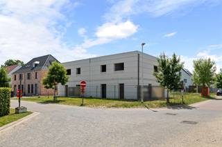 LiggingIn Alken vinden we langs de Koolmeeslaan deze ruwbouwwoning terug. Het centrum van Alken bevindt zich op slechts enkele minuten waardoor...