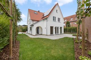 In de gegeerde en residentiële wijk Ter Elst vlakbij IMEC en Gasthuisberg bevindt zich deze alleenstaande villa, die met bijzonder veel aandacht voor kwaliteit en detail in 2026 volledig werd gerenoveerd. De woning combineert een stijlvolle, hedendaagse uitstraling met hoogwaardige materialen, een uitstekende energieprestatie (EPC A) en een bijzonder aangenaam wooncomfort. Dankzij onder meer een warmtepomp, zonnepanelen en een ventilatiesysteem D is de woning bovendien uitgerust met moderne en energiezuinige technieken. <span><span><span><span><span><span><span><span><span>Bij binnenkomst wordt u verwelkomd in een lichtrijke inkomhal met ingemaakte kasten en een gastentoilet. De woning beschikt over een bijzonder ruime en indrukwekkend afgewerkte keuken, waar hoogwaardige materialen centraal staan. De prachtige natuursteen, verfijnde gouden accenten en stijlvolle afwerking zorgen voor een luxueuze uitstraling, terwijl er voldoende ruimte is voor een ruime eettafel. Aansluitend bevindt zich de royale leefruimte, die dankzij de grote raampartijen geniet van een aangename lichtinval en rechtstreeks toegang biedt tot de tuin. </span></span></span></span></span></span></span></span></span><span><span><span><span><span><span><span><span><span>Op de eerste verdieping bevinden zich drie slaapkamers, waaronder de master met en suite badkamer. Daarnaast beschikt deze verdieping over een tweede badkamer, uitgerust met een ligbad, en een afzonderlijk toilet. </span></span></span></span></span></span></span></span></span><span><span><span><span><span><span><span><span><span>De tweede verdieping biedt nog twee volwaardige slaapkamers en een aparte technische ruimte. Hierdoor beschikt de woning in totaal over vijf slaapkamers.</span></span></span></span></span></span></span></span></span><span><span><span><span><span><span><span><span><span>Tevens inpandige garage en kelder aanwezig. </span></span></span></span></span></span></span></span></span><span><span><span><span><span><span><span><span><span>Achteraan bevindt zich een volledig aangelegde tuin met een gezellig terras, een heerlijke plek om in alle rust en privacy te genieten van het groen. </span></span></span></span></span></span></span></span></span><span><span><span><span><span><span><span><span><span>De woning werd doorheen het hele traject hoogwaardig afgewerkt, met onder meer stijlvolle parketvloeren, kwalitatieve maatkasten en oog voor de kleinste details. De combinatie van ruimte, licht, hoogwaardige materialen, vloerverwarming, hedendaagse technieken en de uitstekende EPC-score A maakt van deze villa een bijzonder aantrekkelijke en instapklare gezinswoning in een gegeerde woonomgeving.</span></span></span></span></span></span></span></span></span> Interesse? Contacteer ons via info@homies.be of 016 22 82 22 voor meer informatie of een bezoek ter plaatse. HOMIÉS an Eye for Immo<br /> 