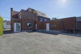 <p><span>In het charmante en landelijke Oostnieuwkerke, op een vlotte verbinding naar Roeselare, bevindt zich deze ruime en solide halfopen bebouwing op een perceel van maar liefst 828 m².</span></p><p><span> </span></p><p><span>Deze degelijke woning met een bewoonbare oppervlakte van 221 m² biedt tal van mogelijkheden en vormt de ideale thuisbasis voor grote gezinnen of wie op zoek is naar alle voorzieningen binnen handbereik.</span></p><p><span> </span></p><p><span>Bij het betreden van de woning komt u terecht in een inkomhal die toegang geeft tot de aangename leefruimte met een gezellige zit- en eetplaats, waar de gas cassette zorgt voor extra warmte en sfeer. Aansluitend bevindt zich de open keuken, voorzien van kwalitatieve toestellen en heel wat praktische bergruimte. Verder op het gelijkvloers vinden we nog een wasplaats/berging, een eerste badkamer met dubbele lavabo en douche, en een apart toilet.</span></p><p><span>De eerste verdieping telt vier volwaardige, waarvan meerdere met ingemaakte kasten, evenals een tweede badkamer uitgerust met lavabo, ligbad en toilet. De geïsoleerde zolder biedt bovendien tal van mogelijkheden en kan perfect ingericht worden als extra slaapkamer, hobbyruimte of master suite.</span></p><p><span> </span></p><p><span>De woning beschikt over twee garages, waarvan één met automatische poort en één die ook perfect kan dienen als tuinhuis of extra opslagruimte. Daarnaast is er een droge kelder.</span></p><p><span> </span></p><p><span>Achteraan geniet u van een diepe, groene tuin waar rust en privacy centraal staan – een ideale plek om te ontspannen en te genieten van het buitenleven.</span></p><p><span> </span></p><p><span>Kortom, een ruime en veelzijdige woning op een goede ligging met een uitstekende bereikbaarheid. Absoluut een bezoek waard!</span></p><p><span> </span></p>