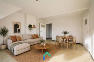 Algemeen<br />Vlakbij het station van Zottegem vinden we dit lichtrijk appartement terug. Het kleinschalig gebouw bestaat slechts uit 4 appartementen en er zijn geen bijkomende gemeenschappelijke kosten. <br />Het appartement is structureel in goede staat. Er is dubbele beglazing en het dak werd in 2019 volledig vernieuwd en geïsoleerd. Er zijn afzonderlijke tellers voor de nutsvoorzieningen en er is een individuele installatie voor de verwarming (centrale verwarming op aardgas). Ook de keuken en de badkamer werden recent vernieuwd. <br /><br />Indeling<br />Via de centrale inkomhal zijn alle ruimtes van het appartement toegankelijk. De leefruimte is bijzonder lichtrijk dankzij de vele ramen en het open zicht. Aansluitend aan de living vinden we de vernieuwde keuken met toegang naar het terras aan de achterkant van het gebouw. De 2 volwaardige slaapkamers hebben een oppervlakte van 15 m² en 12 m² waarvan 1 gelegen is aan de voorkant en 1 aan de achterkant. De badkamer is ook achteraan gelegen en voorzien van een lavabo en inloopdouche. Tot slot is er ook nog een afzonderlijk toilet en een berging waar voorzieningen zijn voor het plaatsen van een wasmachine en droogkast. <br /><br />Varia<br />In de kelder is er nog een bijkomende privatieve berging en een grote gemeenschappelijke ruimte/opslagplaats. <br />Ideaal appartement voor starters of kleine gezinnen! <br /><br />Kosten voor de opmaak van de basisakte (= 750 euro excl. 21% btw) zijn ten laste van de koper. <br /><br />Belangrijkste troeven<br />* Instapklaar en grotendeels recent gerenoveerd<br />* Veel lichtinval en open zicht<br />* Nabij treinstation Zottegem<br />* 2 volwaardige slaapkamers<br /><br />Benieuwd naar deze opportuniteit? Neem snel contact op met Tim voor een bezoek ter plaatse.<br /><br />📞 0487 40 21 28<br />📧 tim@gentill.be