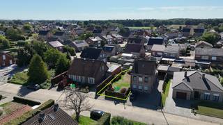 Perceel bouwgrond van 265m² voor een woning in half open verband met een zuid-georiënteerde tuin. De bouwgrond is zeer gunstig gelegen in een rustige, autoluwe woonomgeving, op fietsafstand van het centrum van Herenthout.