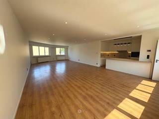 <p><span>SINT-AMANDSBRG - </span><span>Bent u op zoek naar een ruim duplex appartement met groot terras? </span></p><p><span>Dan is dit pand mogelijk iets voor u. </span></p><p><span> </span></p><p><span>De belangrijkste kenmerken in een notendop: </span></p><ul><li><span>Lichtrijk appartement</span></li></ul><ul><li><span>Zonnig terras van 60m²</span></li><li><span>Volledig gerenoveerd in 2026 (nieuwe keuken, badkamer, schilderwerken, verlichting ...)</span></li><li><span>Vlot bereikbaar, winkels en handelszaken op wandelafstand</span></li><li><span>Gelegen op een boogscheut van het centrum van Gentbrugge en Sint-Amandsberg</span></li></ul><p><span> </span></p><p><span>Zo ziet het pand eruit: </span></p><p><span>Dit duplex appartement is gelegen op de tweede verdieping en bereikbaar via zowel de trap als de lift, die uitkomt in een private inkomhal met gastentoilet. Vanuit de inkomhal betreedt u de lichtrijke woonkamer met aansluitend een volledig uitgeruste keuken. De keuken beschikt over een inductiekookplaat, dampkap, combi-oven en koelkast.</span></p><p><span> </span></p><p><span>Op de bovenverdieping bevinden zich een apart toilet, een slaapkamer en aansluitende de badkamer voorzien van een wastafel en douche. </span></p><p><span> </span></p><p><span>Een absolute troef is het uitzonderlijke ruime en volledige private daktterras van maar liefst 60m². Tot slot beschikt het appartement over een ruime kelderberging en een afgesloten plaats voor de fietsen.</span></p><p><span> </span></p><p><span>Onmiddellijk beschikbaar </span></p><p><span>Huurprijs: €1.380</span></p><p><span>Excl. elektriciteit, gas en water<br /><br /></span></p><p><span>Interesse? </span><span>Voor een bezoek ter plaatse, vul het huurprofiel in via onze website</span><span>: <span>www.axellenaerts.be/huren</span></span><span> </span></p><p><span> </span></p><p><span> </span></p>