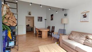 Deze leuke duplex is gelegen in de bruisende studentenbuurt in Gent. <br />Het appartement is voorzien van 3 slaapkamers, 2 badkamers, basiskeuken en een open leefruimte en een zeer ruim ingesloten terras. <br />Door de centrale ligging is dit uiterst geschikt voor studenten!<br /><br />EPC: 164 kWh/m²<br />Beschikbaar vanaf 1/08<br /><br />Meer info of een bezoek inplannen ter plaatse? <br />wouter@opt-immo.be<br />0477/78.39.25