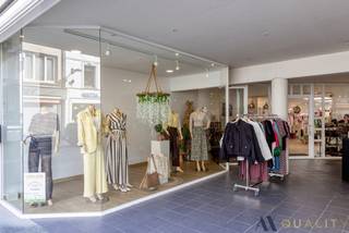 <p>Handelsgelijkvloers te koop, uitstekend gelegen in de Boomstraat, het commerciële hart van Bornem. Dit pand bevindt zich tussen het Kardinaal Cardijnplein en de Ruiterstraat, op wandelafstand van de parking in de Achterweidestraat. De L-vormige gaanderij met etalage zorgt voor een sterke visibiliteit en een aantrekkelijke presentatie. Het pand heeft een totale oppervlakte van ca. 170 m² en omvat een etalageruimte (ca. 20 m²), een ruime winkelruimte (ca. 65 m²), een bureel met kitchenette (ca. 17 m²), een toilet en technische ruimte (ca. 5 m²), alsook een praktische stockageruimte (ca. 40 m²). Het pand is momenteel verhuurd en vormt daardoor een interessante opportuniteit als investering. Er zijn afzonderlijke tellers voor elektriciteit, water en gas, en er zijn geen gemeenschappelijke kosten. Gelegen in een levendige winkelomgeving met diverse retailers in de directe nabijheid. Meer info: www.winkeleninbornem.be  Voor verdere inlichtingen, neem vrijblijvend contact op via 03/283 84 84 of via gert@ax-quality.be</p>