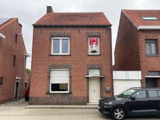 Ruime woning met tuin vlakbij centrumDeze te moderniseren woning bestaat uit inkomhal, ruime leefruimte, keuken, badkamer met toilet, zitbad en...