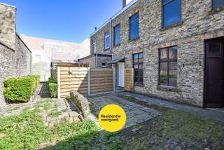 Ruime opslagplaats in centrum Diksmuide!Op enkele meters van de grote markt, vinden we deze eigendom met herenhuis allures.Deze omvat drie verdiepen...