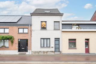 <p>Instapklare woning met 4 (slaap)kamers en mooie tuin in centrale ligging!</p><p>Op zoek naar een instapklare woning op een gunstige locatie? Deze charmante gezinswoning biedt een inkomhal met lichtrijke multifunctionele ruimte (hobbykamer, bureel...), gezellige leefruimte en aansluitend keuken met eetkamer en badkamer.</p><p>Op de eerste verdieping bevinden zich twee ruime slaapkamers, de tweede verdieping telt nog een extra slaapkamer en zolderberging.</p><p>Buiten geniet je van een onderhoudsvriendelijke tuin met een aangenaam terras. De tuin is volledig omheind en beschikt over een achterpoortje waar je uitkomt op een privé parking voor je wagen. Bovendien is er een bijgebouw aanwezig, ideaal als extra opslagruimte.</p><p>Wil je deze woning bezoeken bel dan 016/90 10 21 of mail info@future-home.be.<br />Wens je een gratis schatting? Vergeet dan zeker geen contact met ons op te nemen!</p><p>Woongebied, Geen vergunning, Geen verkavelingsvergunning, Geen dagvaarding, Geen voorkooprecht</p>