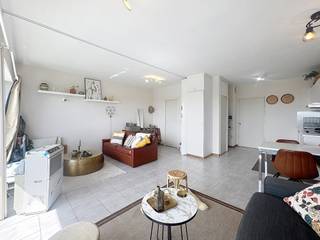 Deze studio op de 9de verdieping van residentie Laguna Beach bezorgt u een instant vakantiegevoel! Dankzij de open indeling met keuken, eet-, zit- en slaaphoek ervaart u overal licht en ruimte. De badkamer is voorzien van een wastafel, bad-douchecombinatie en een apart toilet. <br />Op het ruime terras geniet u van een prachtig uitzicht over het meer en de omgeving. <br /><br />Er is mogelijkheid tot aankoop van een privatieve, vlot toegankelijke parkeerplaats onder het gebouw (€45.000). <br /><br />Laguna Beach beschikt over een recreatiemeer met privéstrand en diverse ontspanningsfaciliteiten zoals een binnenzwembad, pingpongzaal, petanquebanen en volleybalveld. <br /><br />De perfecte uitvalsbasis voor een zorgeloze vakantie aan zee!