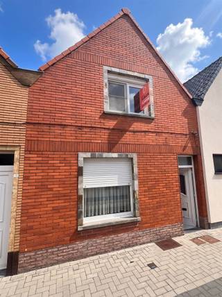 <h2><span>Knusse rijwoning met tuin in het centrum van Ename</span><span><br /><br /></span></h2><p><span>Op zoek naar een woning met renovatiepotentieel op een centrale ligging? </span></p><p><span><br />Deze knusse rijwoning in het hart van Ename, op slechts enkele kilometers van het centrum van Oudenaarde, biedt een mooie basis om uit te bouwen tot een gezellige starterswoning of opbrengsteigendom. </span></p><p><span>De woning beschikt op het gelijkvloers over een leefruimte met eetplaats, een keuken en een badkamer uitgerust met lavabo, toilet en douche. </span></p><p><span>Op de eerste verdieping bevinden zich drie slaapkamers, waarvan twee kleinere kamers en één ruime slaapkamer.</span></p><p><span> </span></p><p><span>Een belangrijke troef is het gerenoveerde dak. Daarnaast zijn de meeste ramen voorzien van PVC-profielen met dubbele beglazing.</span></p><p><span>Achteraan geniet de woning van een aangename tuin met gazon en diverse aanhorigheden, ideaal voor wie graag buiten vertoeft of extra bergruimte kan gebruiken.</span></p><p><span> </span></p><p><span>De woning dient volledig gerenoveerd te worden, maar biedt hierdoor tal van mogelijkheden om de indeling, afwerking en inrichting volledig naar eigen smaak te bepalen.</span></p><p><span> </span></p><p><span>Maak je afspraak via </span><span>jurgen@immodhondt.be</span></p><p><span> </span></p>