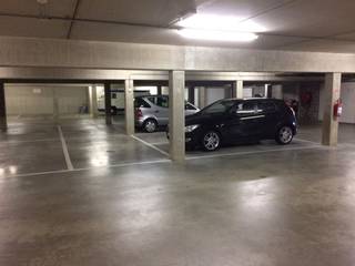 Antwerpen - Borgerhout (vlakbij ingang luchthaven)<br />RUIME AUTOSTAANPLAATS in overdekte garage met automatische poort<br />GEEN PARKEERKOSTEN MEER, VEILIG, OOK IDEAAL VOOR bv OLDTIMER,... <br />voor eigen gebruik op stabiele investering