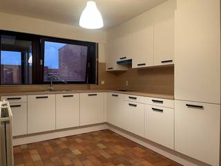 Bij het binnentreden van het appartement komt u binnen in de ruime leefruimte die in verbinding staat met een aangenaam, ruim terras. De...