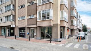 Uitzonderlijk breed handelspand gelegen in de Kursaalstraat te Heist-aan-Zee. Een commerciële toplocatie op wandelafstand van de zee en omgeven door talloze ondernemingen en lokale handelaren. <br /><br />Met een gevelbreedte van ca.15 meter biedt dit pand maximale zichtbaarheid en uitstekende etalagemogelijkheden. Een opportuniteit voor wie op zoek is naar een handelsruimte met uitstraling en veel passage. Geschikt voor diverse handelsactiviteiten (retail, showroom, kantoor, …) en dit vlakbij de Zeedijk, het Heldenplein en het Station. <br /><br />Deze mooie handelsruimte heeft een bruikbare vloeroppervlakte van ca. 179 m².<br />Aan de straatkant 4 grote raampartijen en 2 aparte inkomdeuren. Grote kelder aanwezig, rechtstreeks verbonden aan de handelsruimte, uitermate geschikt voor opslag.<br /><br />Het pand is instapklaar en wordt verwarmd via een warmtepomp (lucht/lucht).<br />Uitstekend energielabel B. Tevens lage syndicuskosten.<br /><br />Een mooie kans om uw eigen onderneming uit te baten in hartje Heist.<br /><br />Meer informatie of een bezoek ter plaatse?<br />Contacteer Willem Cauwels op tel. 050/89.27.70.