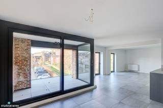 MODERN APPARTEMENT MET 2 SLAAPKAMERS EN OVERDEKT TERRAS IN HET CENTRUM VAN HOESELTIn het centrum van Hoeselt bevindt zich dit modern appartement aan...