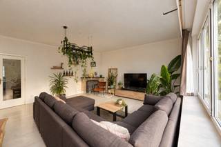 Op zoek naar een lichtrijk appartement met een ruime indeling, instapklaar en uitstekend onderhouden? Dan is dit pareltje aan de Luitenant Lippenslaan een buitenkans!

Bij het binnenkomen valt meteen de prachtige vintage tegelvloer op, waarna u op de tweede verdieping een lichtrijk appartement ontdekt met een ruime, gezellige leefruimte en een groen uitzicht. De aparte keuken is uitgerust met alle nodige toestellen en beschikt over 2 praktische bergingen, terwijl de 2 slaapkamers en de badkamer zorgen voor het nodige comfort. Bovendien heeft u de mogelijkheid om het voormalige terras opnieuw open te maken, aangevuld met maar liefst twee privatieve kelderbergingen.

Technisch scoort dit appartement uitstekend met een EPC van 157 kWh/m²jaar door de PVC-ramen met dubbele beglazing, individuele CV op gas met een recente condensatieketel en een conforme elektrische installatie. De gemeenschappelijke kosten bedragen €150/maand. Daar zit in: de blokpolis, syndicus en de elektriciteit van de gemene delen. 

U woont op wandelafstand van het prachtige Rivierenhof, waar u kunt genieten van groen, natuur en ontspanning. Gezellige horecazaken, winkels en supermarkten bevinden zich in de nabije omgeving, terwijl de vlotte bereikbaarheid met het openbaar vervoer zorgt voor een uitstekende verbinding met het centrum van Antwerpen.

Voor meer informatie of een gratis waardebepaling van uw vastgoed kan u een aanvraag invullen op onze website of even bellen op het nr. 03/345.88.99.