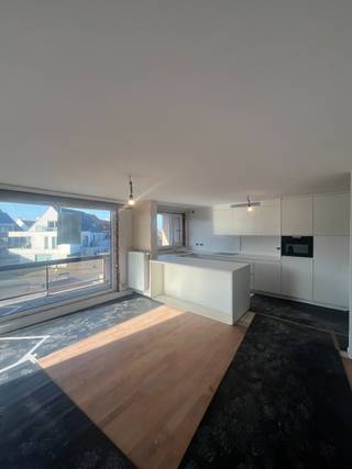 Volledig gerenoveerde bel-etage woning met oprit en ruim zonneterras achteraan met zicht op groen.Geen syndic kosten.Indeling :Gelijkvloers : inkom...