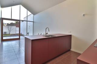 Trendy nieuwbouwwoning nabij het stadscentrum bestaande uit een ruime inkomhal, waar tevens plaats is om de fiets te stallen, zalig open keuken...