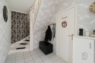 Goedgelegen leuke gezinswoning met 4 SLK, tuin en garage. <br /><br />Indeling: inkom met traphal, gezellige lichtrijke leefruimte, keuken en de badkamer. Tevens praktische wasplaats en berging aanwezig alsook een garage. Op de eerste verdieping bevinden zich de nachthal en 4 slaapkamers. Ruime, handige zolder aanwezig.<br />Aangelegd terras en oprit voor meerdere wagens.<br /><br />Troeven: <br />- gelegen in een doodlopende straat<br />- vlakbij winkels, scholen, openbaar vervoer<br />- zonnepanelen aanwezig<br />- perfect instapklaar<br /><br />Meer info of een bezoek: charlotte@immobeguin.be