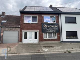 Breng een bezoek aan deze deels gerenoveerde woning, voorzien van een garage, ruime living met zicht op de tuin, achterliggende keuken en...