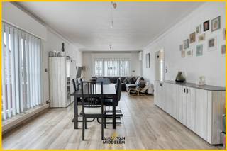 <strong>Immo Van Middelem stelt u deze deels GERENOVEERDE en ENERGIEZUINIGE gezinswoning voor, gelegen op een ruim perceel van ca. 13a77ca.<br /></strong><br />Deze woning werd in 2021 grotendeels en kwalitatief gerenoveerd en combineert hedendaags wooncomfort met een uitstekende energieprestatie (EPC label A). Ze biedt tal van mogelijkheden voor gezinnen die op zoek zijn naar ruimte en comfort.<br />De zonnige en diepe tuin vormt een absolute troef voor liefhebbers van groen en buitenleven.<br /><br />Indeling:<br />- GELIJKVLOERS: inkomhal, lichtrijke leefruimte (salon en eetplaats) met open, volledig vernieuwde keuken en rechtstreekse toegang tot het terras en de tuin, wasplaats en praktische berging, douchekamer met toilet.<br />- 1ste VERDIEPING: 2 slaapkamers, apart toilet, bureau met toegang tot de zolderverdieping;<br />- ZOLDER: ingerichte slaapkamer voorzien van airconditioning (warm/koud);<br />- GARAGE met meerdere kelderruimtes.<br /><br />Technische kenmerken:<br />- Grondige renovatie in 2021 (o.a. vloeren, pleisterwerken, isolatie zolder, keuken, deels badkamer).<br />- Verwarming via warmtepomp in combinatie met ventilo-convectoren (warm/koud) en vloerverwarming op het gelijkvloers.<br />- 15 zonnepanelen (totaal piekvermogen ca. 6.075 kWh).<br />- Warmtepompboiler (176L).<br /><br />Elektriciteit conform tot 2050.<br />EPC: 51 kWh/m² jaar – label A (3640374).<br />Niet <span>opgenomen in het maatregelenregister.</span><br />Vrij bij akte.