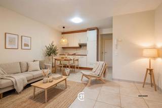 Doe een bod vanaf 175 000 euroBent u op zoek naar een instapklaar appartement of een interessante investering? Dit verzorgde appartement op de eerste verdieping is uitstekend gelegen, recht tegenover Delhaize. Dankzij de centrale ligging bevinden winkels, scholen, openbaar vervoer, het station en de E40 zich vlakbij. Ook Aalst is vlot bereikbaar. Voor wie van natuur en ontspanning houdt, liggen de natuurdomeinen Gerstjens en Osbroek en de Dender op korte afstand. Het appartement beschikt over een lichtrijke leefruimte met open, uitgeruste keuken, één ruime slaapkamer, een badkamer met douche en lavabomeubel, een afzonderlijk toilet en een praktische berging met aansluitingen voor wasmachine en droogkast. Een staanplaats achter het gebouw kan apart worden aangekocht voor € 17.000.Een ideale combinatie van comfort, centrale ligging, bereikbaarheid en natuur – zowel voor eigen bewoning als investering.