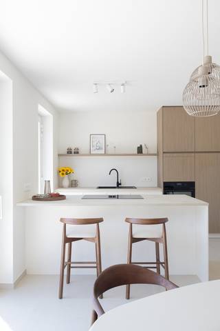 In Lede bouwt Hectaar deze landelijke, halfopen bebouwing. Met 3 volwaardige slaapkamers, een praktische indeling en moderne technieken vormt deze woning de ideale basis voor jouw nieuwe thuis. Dankzij de lucht-waterwarmtepomp, vloerverwarming op het gelijkvloers en het gunstige e-peil kies je voor toekomstgericht wonen. Bovendien bevinden winkels, lokale handelszaken, openbaar vervoer en andere dagelijkse voorzieningen zich op wandel- en fietsafstand.<br /><br />Als koper heb je ruime inspraak in de inrichting en afwerking. Samen met onze betrouwbare partnerleveranciers kies je de materialen en afwerkingsmogelijkheden die aansluiten bij jouw persoonlijke smaak en budget. Zo creëer je een thuis die helemaal bij jou past.<br /><br /><strong>Indeling van de woning:</strong><br />Gelijkvloers: inkomhal met gastentoilet, ruime en lichtrijke leefruimte met open keuken en een aparte berging.<br />Verdieping: nachthal met apart toilet, 3 volwaardige slaapkamers en badkamer met ligbad, douche en dubbel lavabomeubel.<br />Zolder: toegankelijk via het zolderluik en ideaal als extra opbergruimte. <br /><br /><strong>Troeven van deze woning:</strong>
<ul>
<li>Centrale ligging </li>
<li>Energiezuinig wonen</li>
<li>Lucht-water warmtepomp en vloerverwarming op het gelijkvloers </li>
<li>Regenwaterput 7.500l aangesloten op toiletten/wasmachine/buitenkraan</li>
<li>Mogelijkheid tot het plaatsen van een carport </li>
</ul>
Ontdek de mogelijkheden van deze nieuwbouwwoning en maak een afspraak bij ons op kantoor. We vertellen je graag meer over het project en begeleiden je bij de verschillende stappen naar jouw nieuwe thuis.<br /><span>(Foto's zijn referentiebeelden van voorgaande projecten)</span>