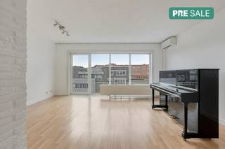 Dit gezellige penthouse is ideaal gelegen vlakbij het hart van Hasselt en op wandelafstand van het station. Gelegen in een kleinschalig appartementsgebouw met slechts 3 eenheden, geniet u hier van rust, privacy en lage gemeenschappelijke kosten (slechts €60/maand). Bovendien is er een lift aanwezig in het gebouw. Ook de oprit van de autosnelweg is vlot bereikbaar.Het appartement wordt gekenmerkt door een aangename lichtinval en beschikt over een ruime woonkamer. Oorspronkelijk ingedeeld met twee slaapkamers, werd de keuken verplaatst naar één van de slaapkamers. De aansluitingen in de woonkamer zijn echter nog aanwezig, waardoor het eenvoudig is om de oorspronkelijke indeling met twee volwaardige slaapkamers te herstellen.Aan de voorzijde bevindt zich een balkonterras met zuidwestoriëntatie, waar u kan genieten van de namiddag- en avondzon. Aan de achterzijde is er een klein balkon met noordoostoriëntatie en open zicht. Verder beschikt het penthouse over een privatieve kelderberging van ca. 7 m².In 2002 werden reeds verschillende renovaties uitgevoerd, waaronder de vernieuwing van de keuken, badkamer, elektriciteit, verwarmingsketel, airco en inkomdeur. Het gebouw dateert van 1972. Hoewel het appartement terug wat opfrissing kan gebruiken, biedt het dankzij zijn indeling, ligging en potentieel een interessante opportuniteit. Kortom: de ideale locatie als uitvalsbasis voor zowel eigen bewoning als investering.De eigendom wordt aangeboden via de Pre-sale formule. Op 29/04/2026 tussen 16:00 en 18:00 kan u de woning op afspraak komen bezichtigen en een bod uitbrengen. De vermelde prijs is een instelprijs. Voor meer info, gelieve contact op te nemen met de dossierverantwoordelijke.Bestuursmaatregelen in het maatregelenregister: nee