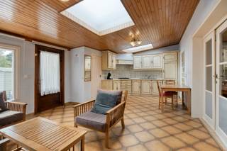 Op zoek naar een stevige woning met ruimte en potentieel? Deze goed gebouwde woning vormt een uitstekende basis om naar eigen smaak te actualiseren.
De woning beschikt over een ruime leefruimte van maar liefst 39m². Deze sluit aan op de grote keuken met toegang tot de zuid georiënteerde tuin met achteraan een garagebox, bereikbaar via een achterliggende weg. Op de verdieping vinden we twee grote slaapkamers en een badkamer en tevens de toegang tot de grote zolder die bereikbaar is via een vaste trap. Mits inrichting biedt deze ruimte de mogelijkheid om extra slaapkamers, een hobbyruimte of bureau te creëren. De PVC-ramen werden reeds vervangen.
Dankzij de zeer vlotte bereikbaarheid, met de E40 en het treinstation van Liedekerke in de nabije omgeving, is dit een interessante woning voor zowel gezinnen als pendelaars.
Troeven: zeer degelijke constructie • 2 ruime slaapkamers (eventueel 4) • zolder met vaste trap • mogelijkheid tot extra kamers • leefruimte 39 m² • grote keuken • vernieuwde PVC-ramen • ruime tuin • groen zicht • garagebox • achterliggende toegang • vlotte bereikbaarheid.
Kortom een woning met een stevige basis en veel mogelijkheden. Interesse? Boek een afspraak via kurt@immoaccenta.be.