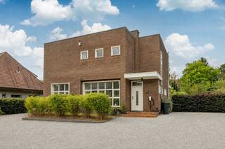 In een rustige en residentiële omgeving in Schoten vinden we deze karaktervolle woning uit 1938, een mooi voorbeeld van de Belgische modernistische architectuur uit het interbellum. De woning combineert een uitgesproken architecturale uitstraling met een bijzonder ruim perceel van ca. 3.000 m².<br /><br />Met een bewoonbare oppervlakte van ongeveer 200 m² biedt de woning volop ruimte voor een gezin en tal van mogelijkheden om ze verder naar eigen smaak en behoeften te moderniseren.<br /><br />De woning beschikt over vier slaapkamers, keuken en badkamer werden recent vernieuwd.<br /><br />Een belangrijke troef zijn de aanwezige zonnepanelen, die bijdragen aan een lager energieverbruik. Tegelijk zijn er nog energetische renovatiewerken te voorzien. Dit biedt de nieuwe eigenaar de mogelijkheid om de woning stap voor stap verder te verduurzamen en tegelijkertijd de technische prestaties en het wooncomfort aanzienlijk te verbeteren.<br /><br />Een woning met karakter, architecturale eigenheid en vooral veel potentieel, op een perceel dat vandaag de dag nog maar zelden wordt aangeboden.<br /><br />Contacteer Nico voor een bezoek ter plaatse via Nico@reds.be of 0478 012 012.