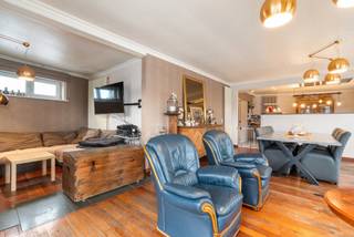 Bent u op zoek naar een ruime woonst gecombineerd met een unieke handelsruimte op een goede locatie? Dit duplex appartement van maar liefst 189 m²...