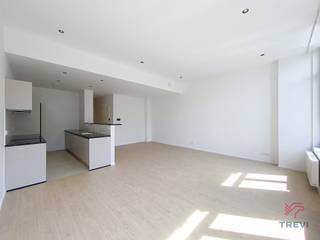 Op de prestigieuze Louizalaan – Stephanie-wijk. Dicht bij alle voorzieningen (winkels en openbaar vervoer). Prachtige NIEUWE duplex, 3 slaapkamers...