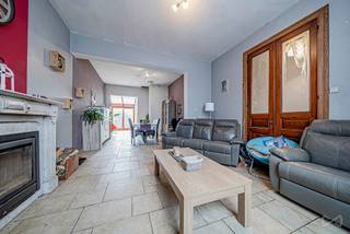 <span>Contact : Maxime Van den Abbeele : 0494/05.23.55 - maxime.v@weinvest.be</span><br /><br /><span>Votre agence We Invest Charleroi &amp; en Fagne vous présente aujourd'hui cette maison 3 façades avec 5 chambres, de +-180m² habitables et son terrain de +-22ares à Walcourt</span><br /><br /><span>Le rez-de-chaussée est composé d'un hall d'entrée, une toilette, un séjour lumineux de près de 40m² , une cuisine ainsi qu’un espace bureau/buanderie.</span><br /><br /><span>Les deux étages supérieurs accueillent les 5 chambres et la salle de bain. On y retrouvera également un grenier pour le stockage, ou pourquoi pas, l'aménager.</span><br /><br /><span>Au -1, les caves et le garage ajoutent encore un bel espace à ce bien.</span><br /><br /><span>Aspect technique :</span><br /><span>- Panneaux solaires et thermiques</span><br /><span>- Châssis double vitrage</span><br /><span>- Chauffage central mazout</span><br /><span>- Cassette à bois</span><br /><br /><span>Une maison spacieuse avec de nombreuses possibilités, à découvrir rapidement.</span><br /><br /><span>PEB: D - 20260320001933 - 299 kWh/m²/an</span><br /><br /><span>Faire offre à partir de 187 000 €</span><br /><span>Annonce indicative et non contractuelle, sous réserve d'acceptation.</span>