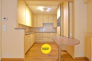 Prachtige 2/3-slaapkamer appartement (112m² + 12m²) in de winkelstraat van Nieuwpoort-stad, gelegen op de eerste verdieping. <br />Via een veiligheidsdeur betreden we het appartement, dewelke bestaat uit een inkomhal met glazen deur naar de ruime leefruimte met veel lichtinval, die aansluit met de geïnstalleerde open keuken. Er zijn 2 ruime slaapkamers en een kleinere kamer, apart toilet en mooie badkamer met douche, lavabo (granieten blad) met spiegelkast een aansluiting voor wasmachine. De leefruimte, inkomhal, keuken en grootste slaapkamer hebben een prachtig eiken parket.<br />Vanuit de grote slaapkamers is er toegang tot het prachtige zuid gerichte terras met kunstgras.<br />De centrale verwarming is op aardgas, de ramen zijn voorzien van PVC-ramen met dubbele beglazing en er zijn inbouwkasten van uitstekende kwaliteit aanwezig. Mogelijkheid tot aankoop bovengrondse garagebox met automatische sectionaalpoort.<br />EPC: C<br />Ref. 14682