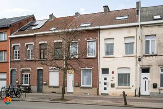 Nabij het centrum van Mechelen bevindt zich deze instapklare woning met 4 slaapkamers en aangename stadstuin. Het bruisende centrum van Mechelen met zijn cultuuraanbod, stadsbioscoop, horeca en scholen liggen op wandelafstand. Tevens geniet u van een uitstekende bereikbaarheid vlakbij belangrijke invalswegen.<br /><br />We betreden de woning via de inkomhal. De woonkamer kan u inrichten met een gezellige zithoek en aangrenzende eetplaats. Langs de woonkamer bereiken we de keuken, voorzien van de voornaamste toestellen. Via de keuken komen we in de gezellige stadstuin met tuinhuis terecht, waar u steeds in alle rust en privacy kan genieten van het mooie weer. Verder beschikt het gelijkvloers nog over een aparte bureauruimte en de badkamer, voorzien van toilet, lavabo en douche. Via de nachthal op de eerste verdieping heeft u toegang tot 2 slaapkamers. Op de tussenverdieping bevindt zich nog een toilet. Op de tweede verdieping vinden we nog 2 slaapkamers terug. <br />De kelder biedt overigens extra opbergruimte. <br /><br />Dit is een uitstekende opportuniteit als u op zoek bent naar een op te frissen woning met 4 slaapkamers nabij het centrum van Mechelen. Contacteer ons voor meer informatie op 0479 13 63 69 of via info@boonstravastgoed.be.<br /><br />Bijzonderheden :<br />- 4 slaapkamers<br />- Gezellige stadstuin<br />- Nabij centrum Mechelen