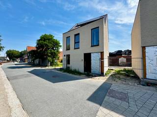 Ontdek dit exclusieve nieuwbouwproject in het centrum van Assenede, op de hoek van de Diederikstraat en de Kriekerijstraat. Dit kleinschalige project omvat vijf stijlvolle appartementen en twee moderne woningen, waarbij comfort, energiezuinigheid en een hoogwaardige afwerking centraal staan. Elke entiteit beschikt over een private parkeerplaats en bewoners kunnen gebruikmaken van een gemeenschappelijke fietsenberging. Bovendien krijgt u als koper nog de vrijheid om zowel de keuken als de badkamermeubels volledig naar eigen smaak samen te stellen, zodat uw nieuwe thuis perfect aansluit bij uw persoonlijke woonwensen.<br /><br />Deze moderne halfopen woning biedt een bewoonbare oppervlakte van 179,44 m² en is ontworpen met oog voor ruimte en wooncomfort.<br /><br />Op het gelijkvloers bevinden zich een ruime en lichtrijke leefruimte met open keuken, een aparte bureauruimte, een praktische berging en een gastentoilet. Via de leefruimte bereikt u het ruime terras van 37,50 m² met privatieve tuin.<br /><br />Op de eerste verdieping vindt u 2 ruime slaapkamers, een badkamer en een apart toilet. De tweede verdieping biedt nog eens 2 slaapkamers, een afzonderlijk toilet en een polyvalente speel- of bureauruimte. Met in totaal 4 slaapkamers is deze woning ideaal voor gezinnen die op zoek zijn naar ruimte en flexibiliteit.<br /><br />Meer info of een bezoek? Bel WIJSvastgoed +32 9 395 80 10 !