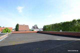 Ruim appartement met groot potentieel, zonnig terras en extra opslagmogelijkheden.<br /><br />Ontdek dit <strong>ruime appartement</strong> te Waregem (Desselgem) met tal van mogelijkheden, ideaal voor wie op zoek is naar <strong>een renovatieproject/afwerkingsproject met meerwaarde</strong>. De <strong>lichtrijke </strong>leefruimte (83m²) biedt dankzij haar open structuur een uitstekende basis voor een hedendaagse inrichting op maat.<br /><br />Op de bovenverdieping bevindt zich een <strong>ruime zolderverdieping </strong>met zichtbare dakconstructie, perfect om verder in te richten tot slaapkamers, bureau of hobbyruimte. Dit maakt het appartement bijzonder interessant voor wie extra woonvolume wenst te creëren.<br /><br />Een absolute troef is de mogelijkheid tot het aanleggen van <strong>een groot en zonnig dakterras</strong> bovenop de <strong>onderliggende loods </strong>(welke eventueel mee verkocht kan worden), waar u in alle privacy kan genieten van buitenruimte — een zeldzaamheid in dit segment.<br /><br />Verder beschikt het appartement over <strong>twee private parkeerplaatsen</strong>, wat zorgt voor extra comfort.<br /><br />Extra interessant: het <strong>onderliggende handelspand met loods (ca. 107 m²)</strong> is eveneens te koop, ideaal voor zelfstandigen, investeerders of wie wonen en werken wenst te combineren op één locatie.<br /><br /><u>Troeven op een rij:</u><br /><br />+ Veel ruimte en renovatiepotentieel;<br />+ Mogelijkheid tot groot dakterras;<br />+ Zolder met uitbreidingsmogelijkheden;<br />+ 2 privatieve bergingen;<br />+ Combinatiemogelijkheid met handelspand en loods (107 m²).<br /><br />Ideaal voor investeerders of handige kopers die op zoek zijn naar een vastgoedopportuniteit met rendement.<br /><br />EPC label C<br /><br />Benieuwd naar dit pand of een andere eigendom? www.coventa.be – 051 222 051