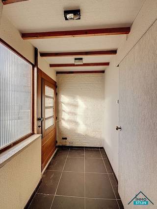 Langs de hoofdstraat van Veldegem vinden we deze charmante, te renoveren woning boordevol mogelijkheden. Dankzij de centrale ligging geniet je...